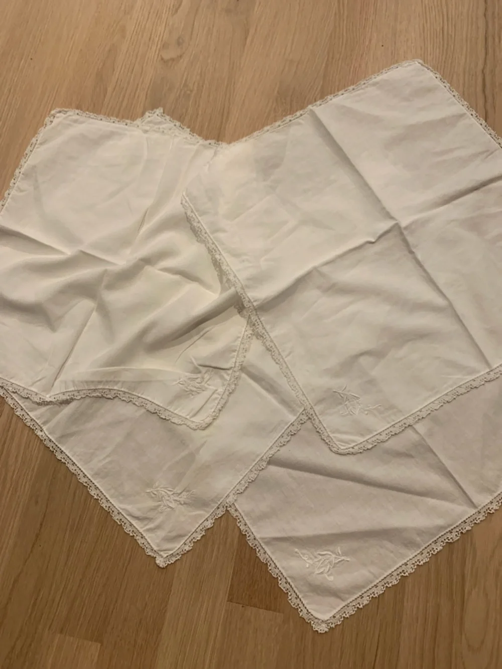 Set of 4 White Embroidered Lace-Edge Napkins
